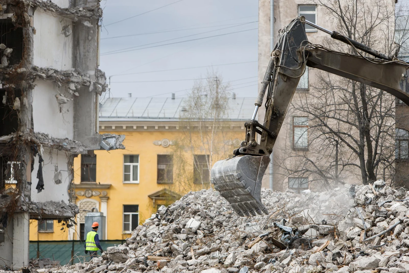 Kotrógép bontott épület törmelékén dolgozik